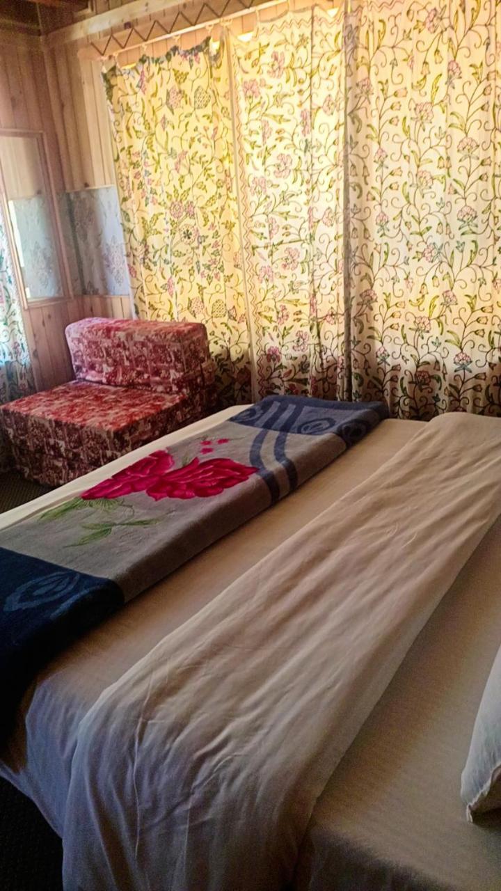Rainbow Palace Pahalgam Room photo